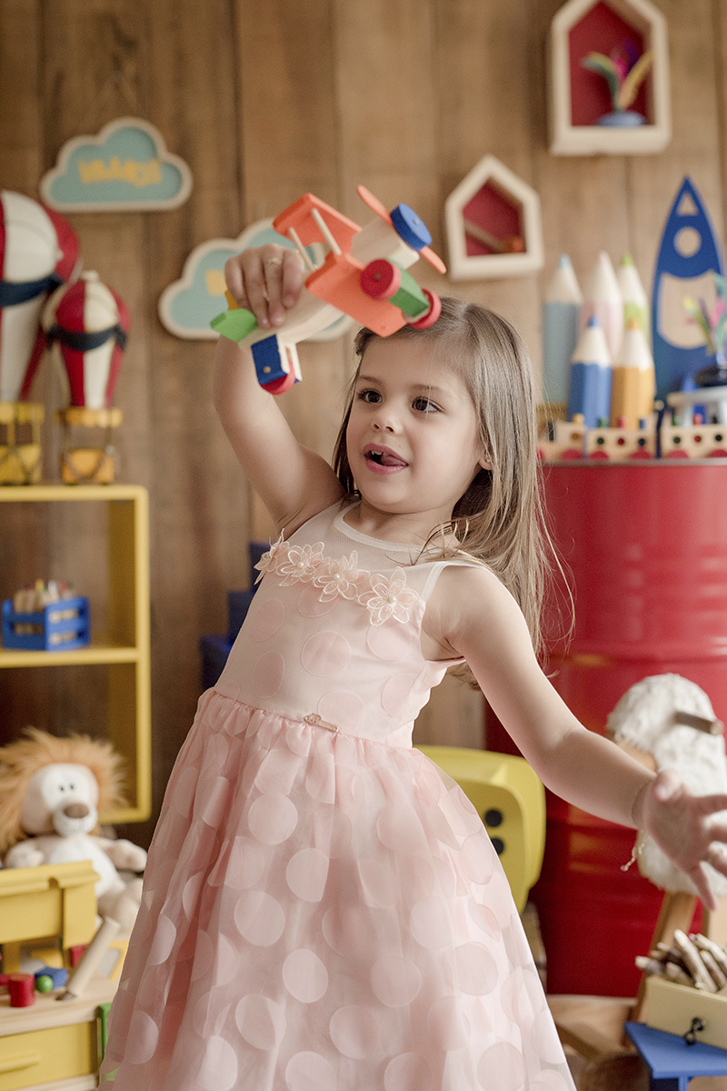 foto de criança em caxias do sul fotografa morgana perini brincando avião