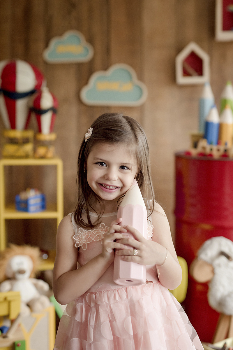 foto de criança em caxias do sul fotografa morgana perini com lápis rosa