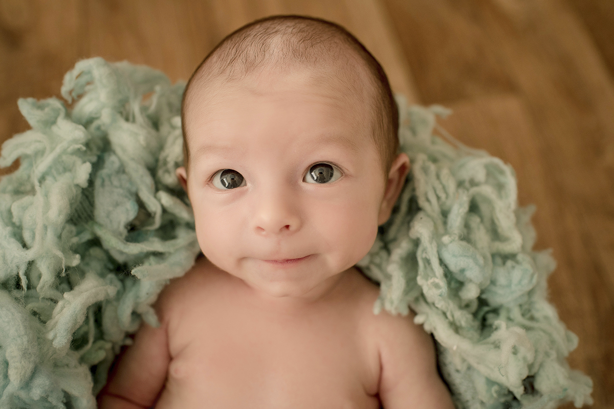 foto de criança em caxias do sul fotografa morgana perini bebe tecido verde