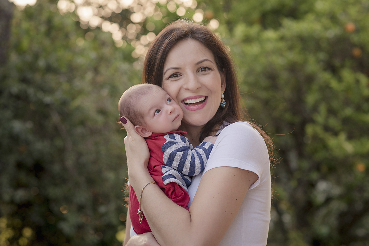 foto de criança em caxias do sul fotografa morgana perini bebe no colo da mãe sorrindo