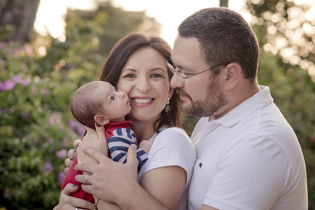foto de criança em caxias do sul fotografa morgana perini pais abraçados com bebe
