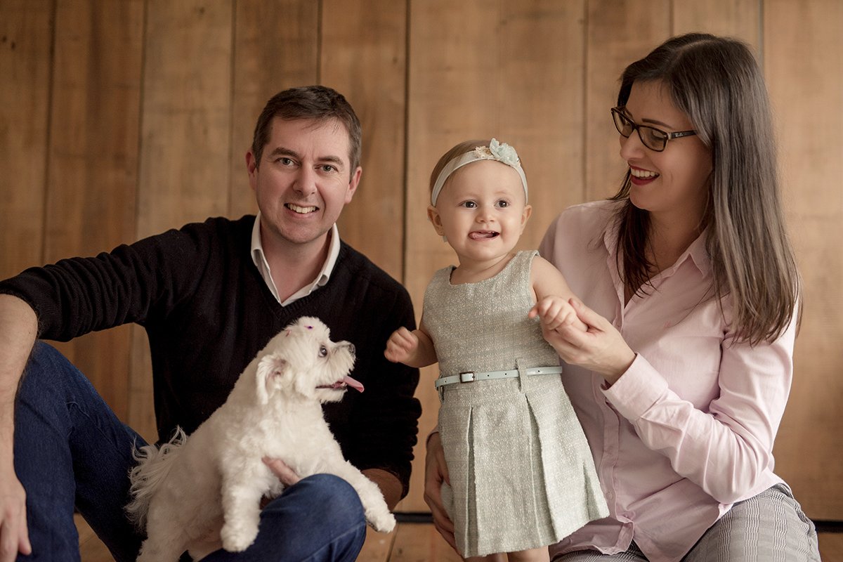 foto de bebe em caxias do sul fotografa morgana perini com os pais e cachorro