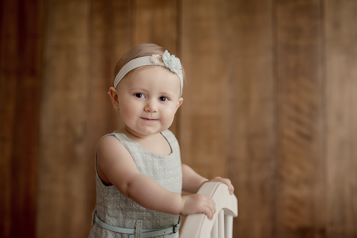 foto de criança em caxias do sul fotografa morgana perini bebe de vestido cadeira