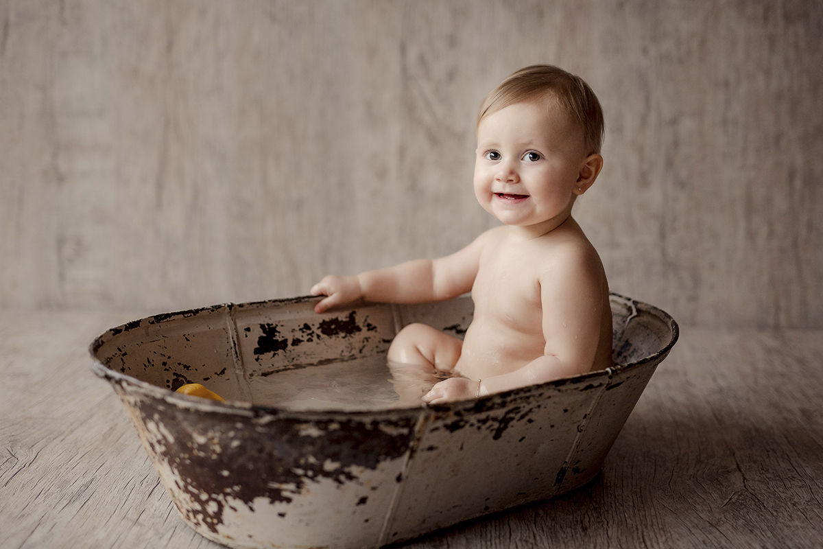 foto de criança em caxias do sul fotografa morgana perini banheira agua bebe sorrindo