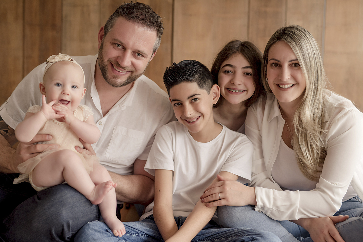foto de bebe em caxias do sul fotografa morgana perini com a familia camisa beje