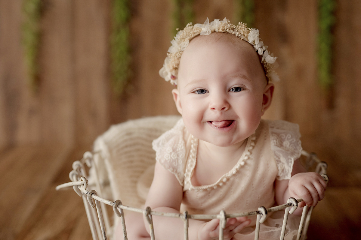 foto de bebe em caxias do sul fotografa morgana perini lingua de fora cesta