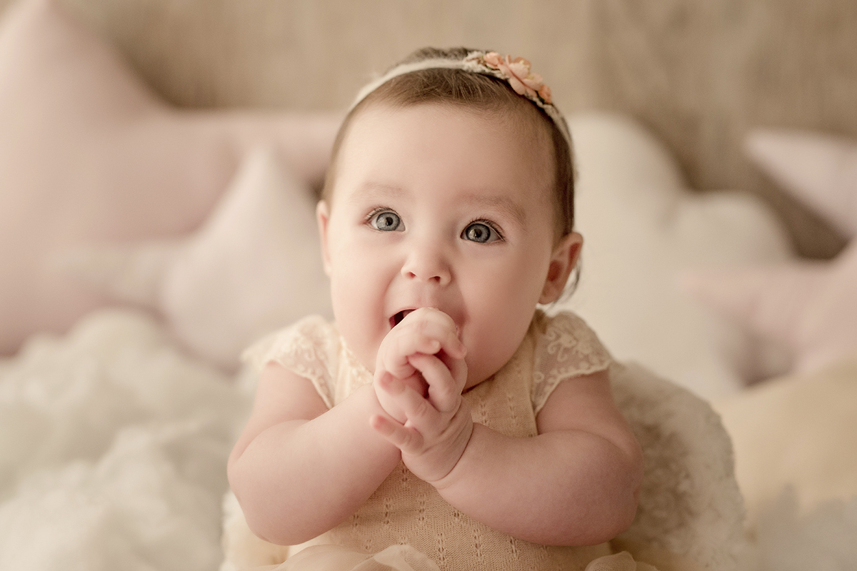 foto de bebe em caxias do sul fotografa morgana perini maos mordendo