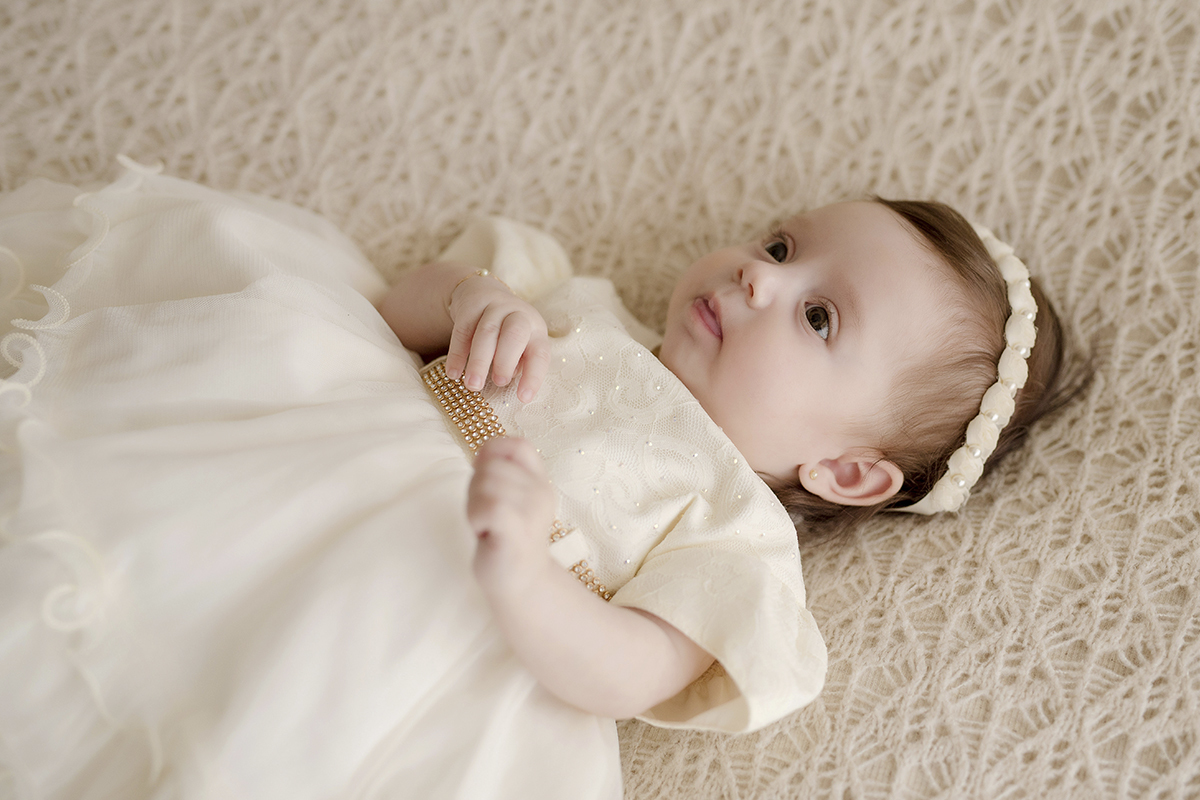 foto de bebe em caxias do sul fotografa morgana perini com vestido bege deitada
