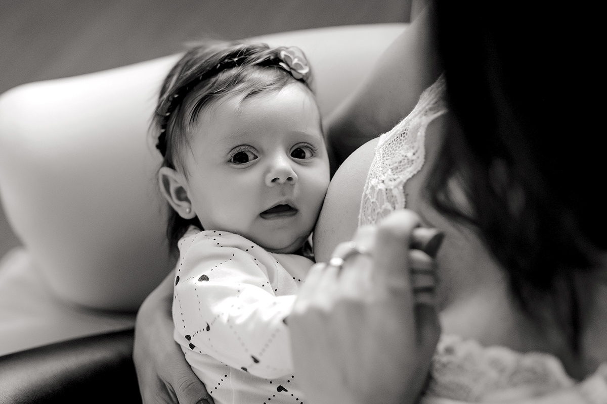 foto de bebe em caxias do sul fotografa morgana perini mae amamentando peb