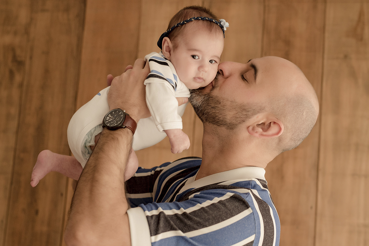 foto de bebe em caxias do sul fotografa morgana perini pai beijando filha
