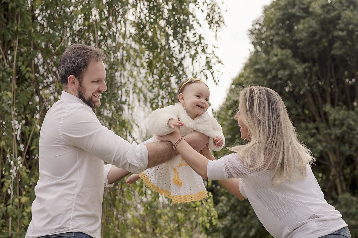 foto de bebe em caxias do sul fotografa morgana perini pais de branco brincando menina vestido amarelo