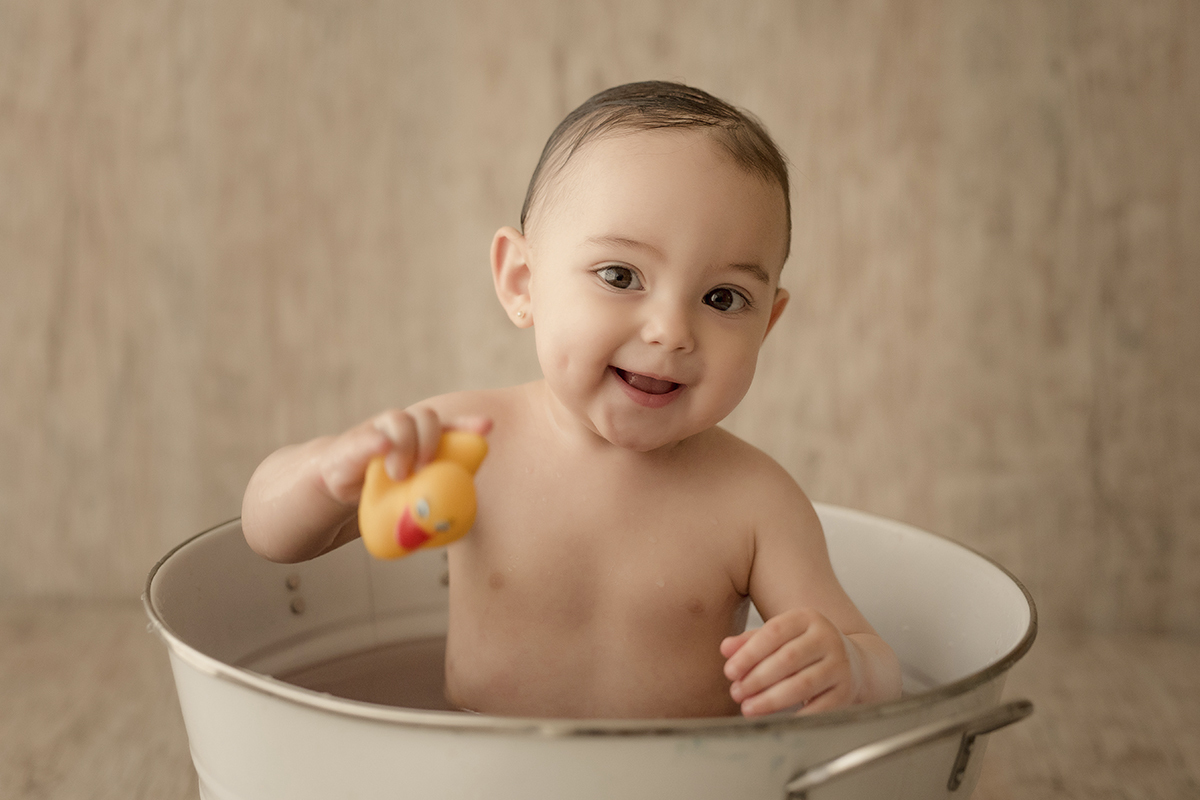 foto de bebe em caxias do sul fotografa morgana perini menina patinho de borracha amarelo
