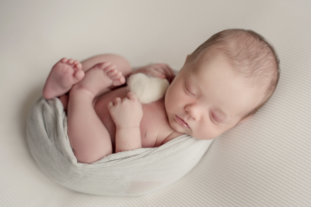 foto de bebe em caxias do sul fotografa morgana perini bebe coracao feltro