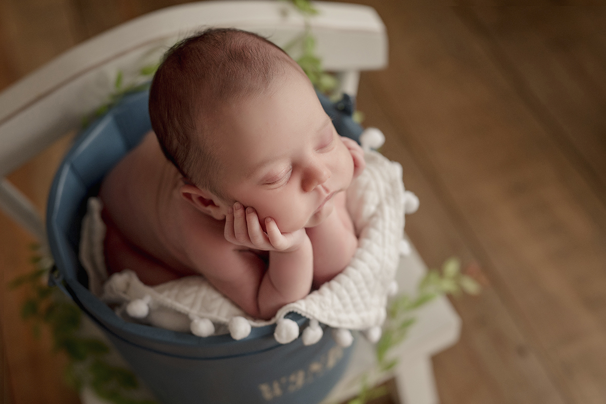 foto de bebe em caxias do sul fotografa morgana perini bebe maos no queixo