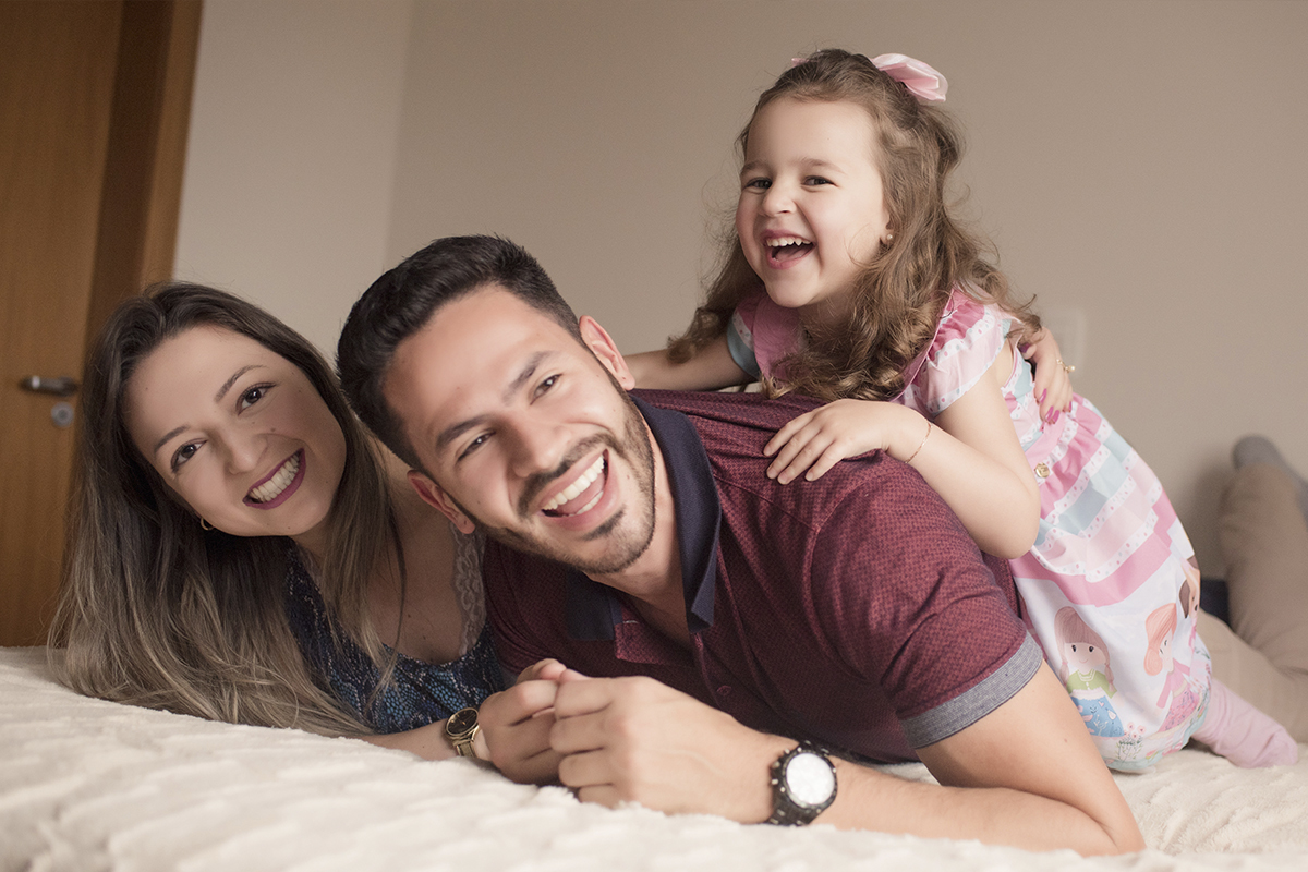 foto de bebe em caxias do sul fotografa morgana perini menina nas costas do pai