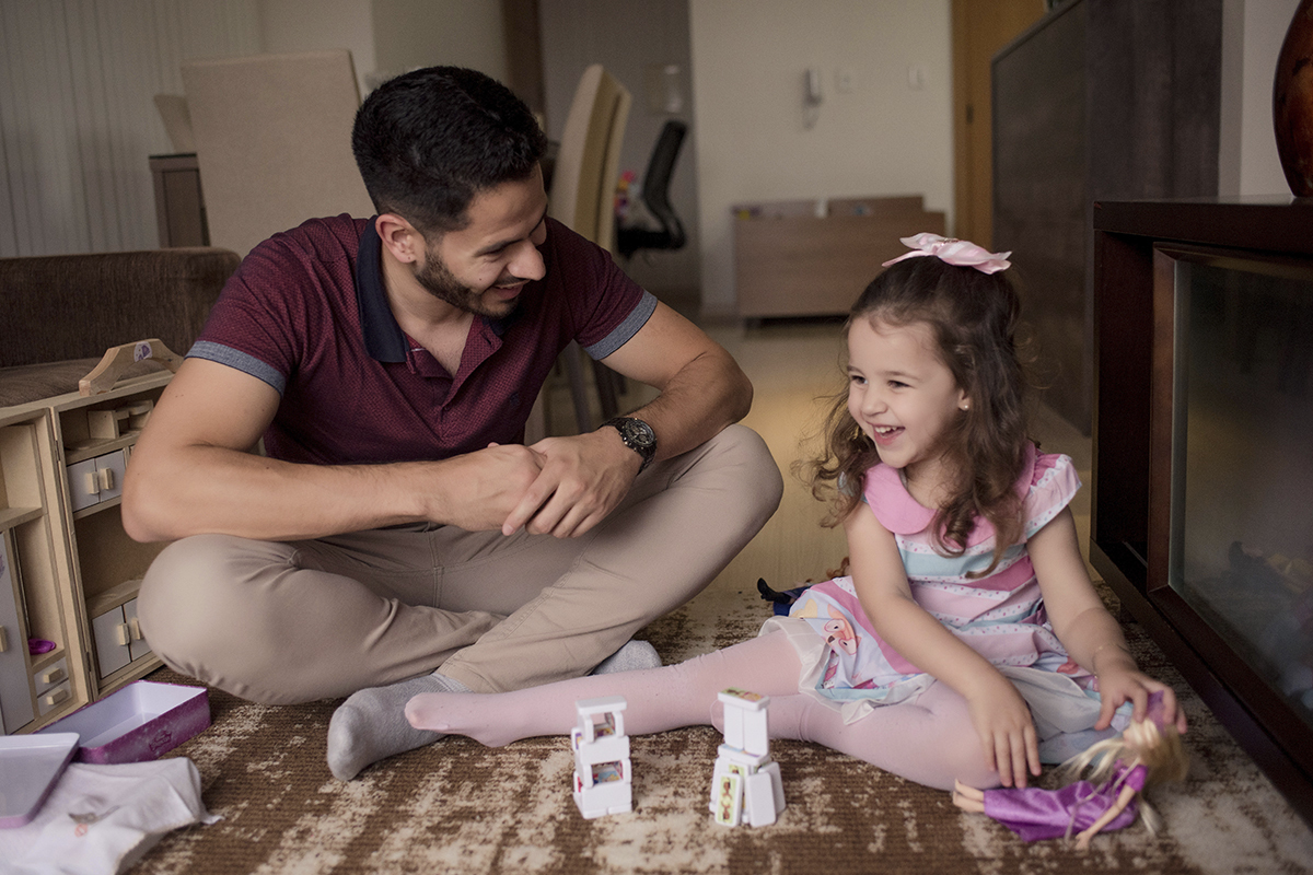 foto de bebe em caxias do sul fotografa morgana perini pai brincando com, filha no chao