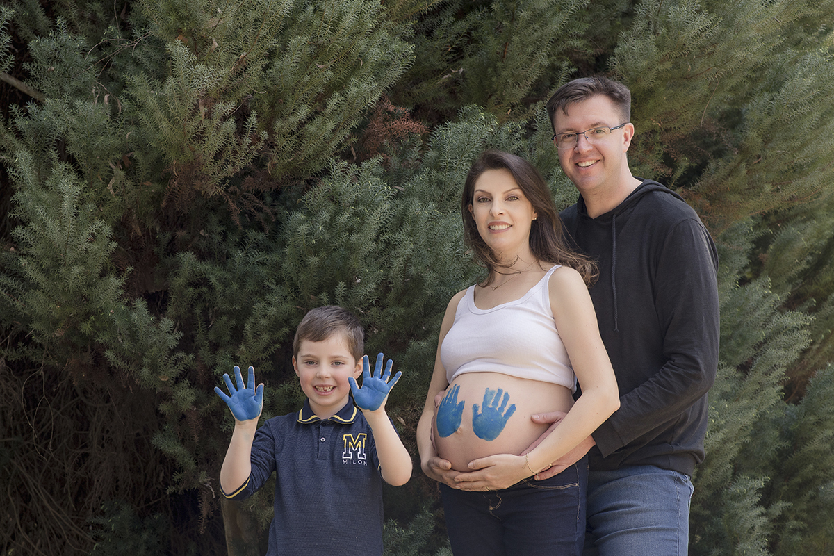 foto de bebe em caxias do sul fotografa morgana perini menino tinta azul nas maos familia