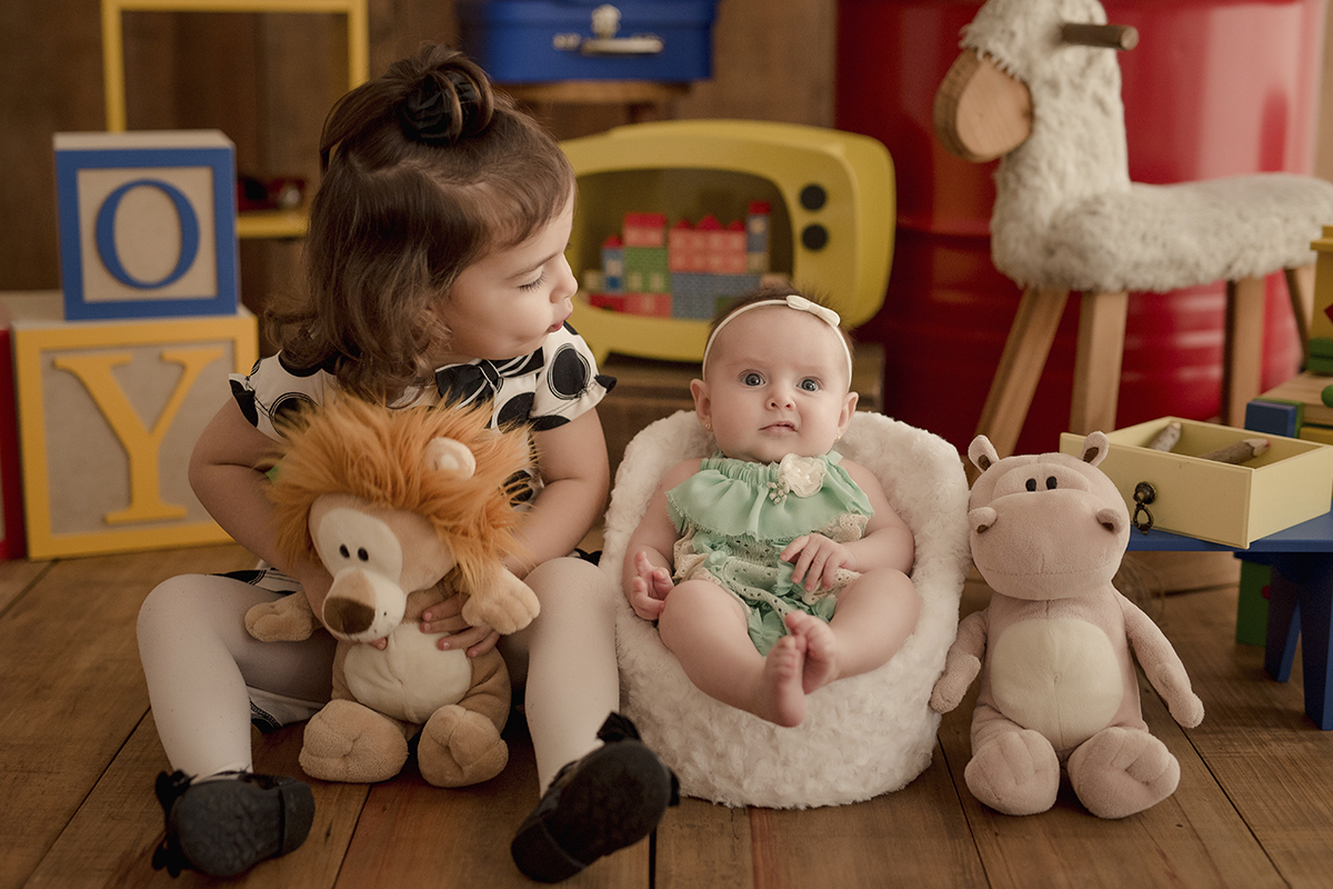 foto de bebe em caxias do sul fotografa morgana perini com a irma e binquedos