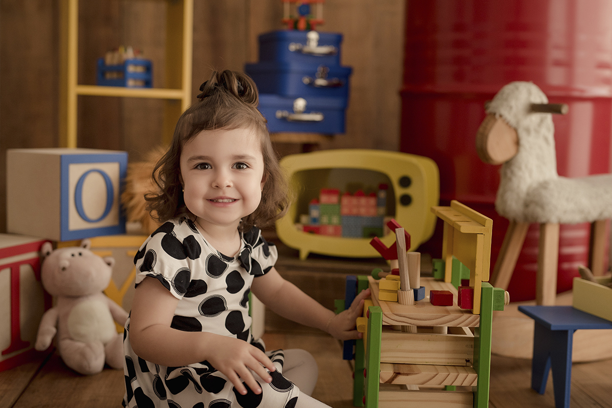 foto de bebe em caxias do sul fotografa morgana perini menina vestido preto e branco