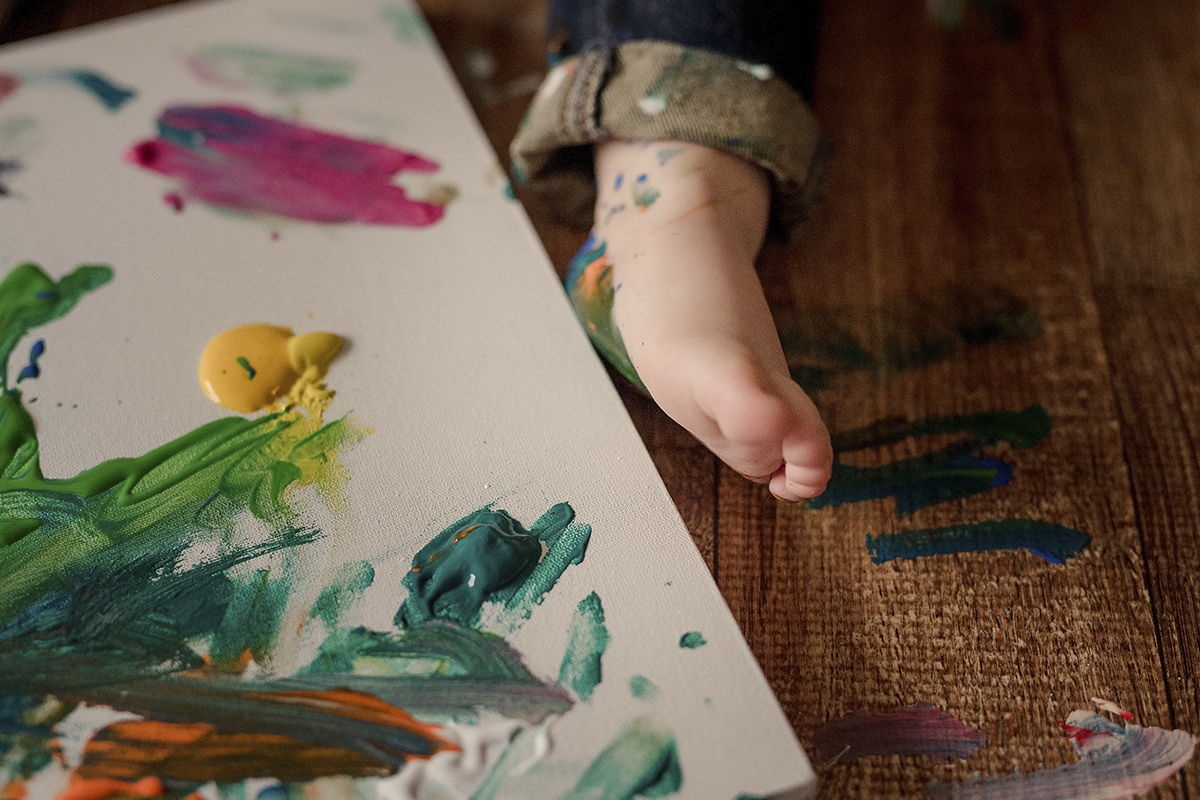 foto de bebe em caxias do sul fotografa morgana perini pezinho com tela e tintas