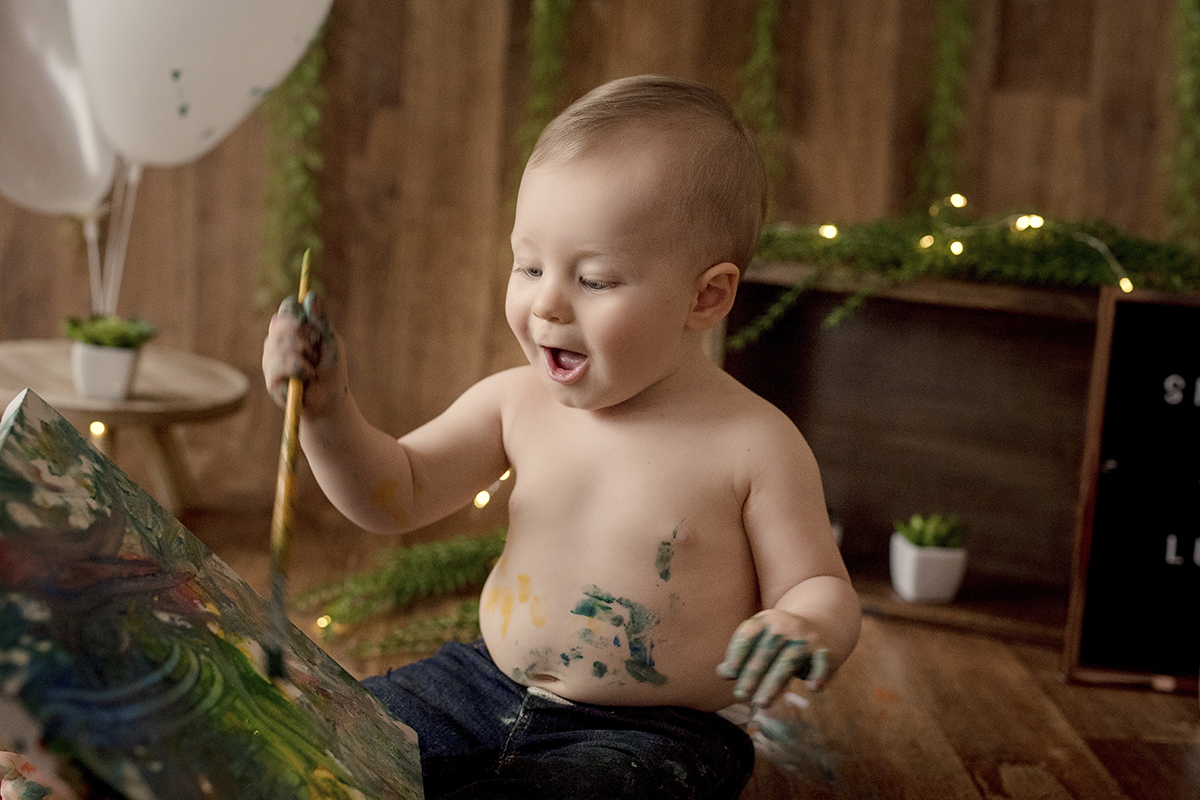 foto de bebe em caxias do sul fotografa morgana perini menino pintando quadro
