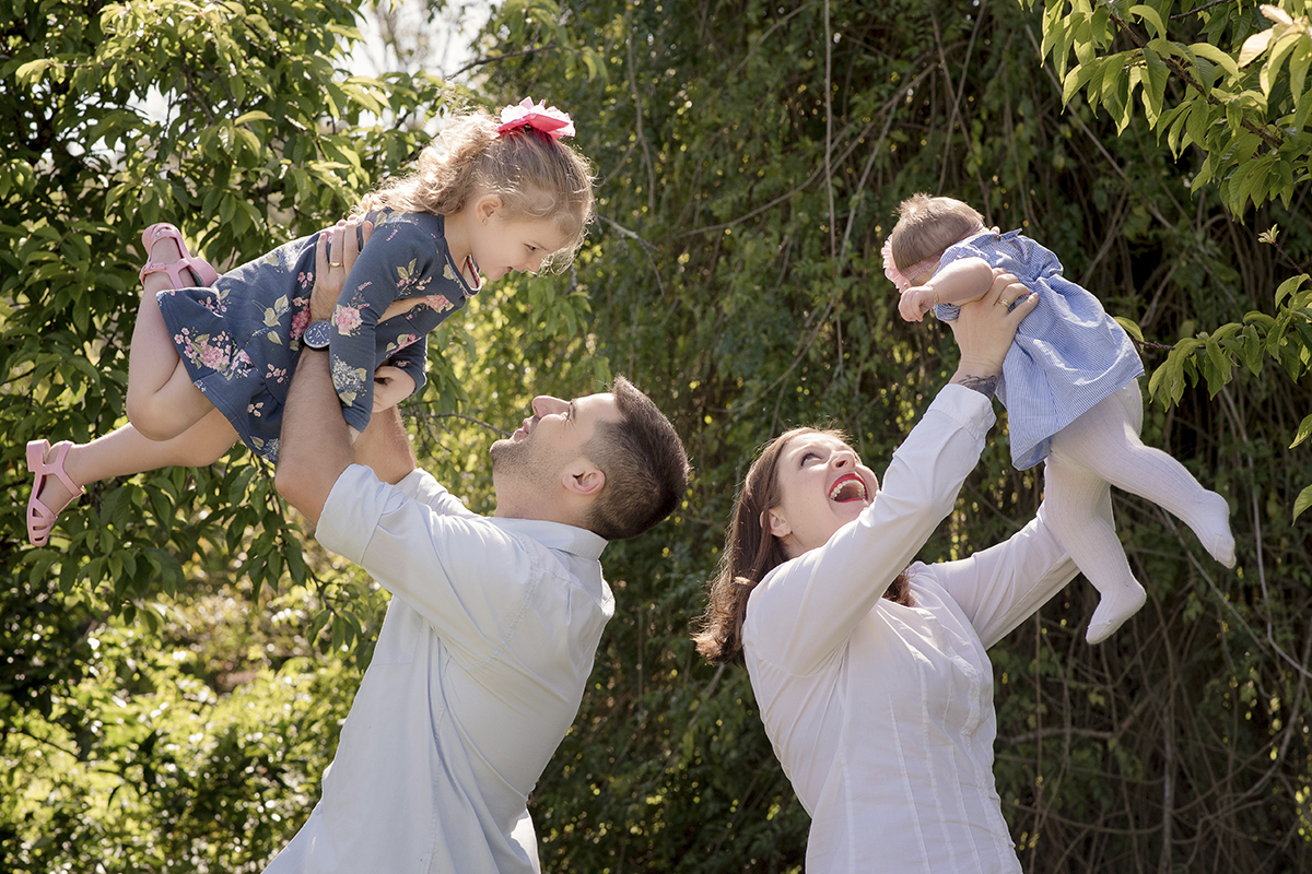 foto de bebe em caxias do sul fotografa morgana perini crianças nos braços dos pais