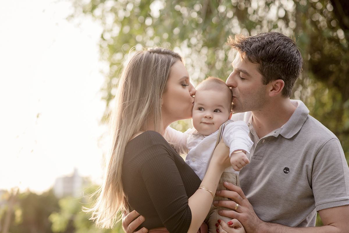 foto de bebe em caxias do sul fotografa morgana perini pais beijando bebe