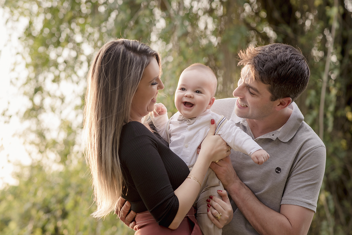 foto de bebe em caxias do sul fotografa morgana perini bebe sorrindo com os pais