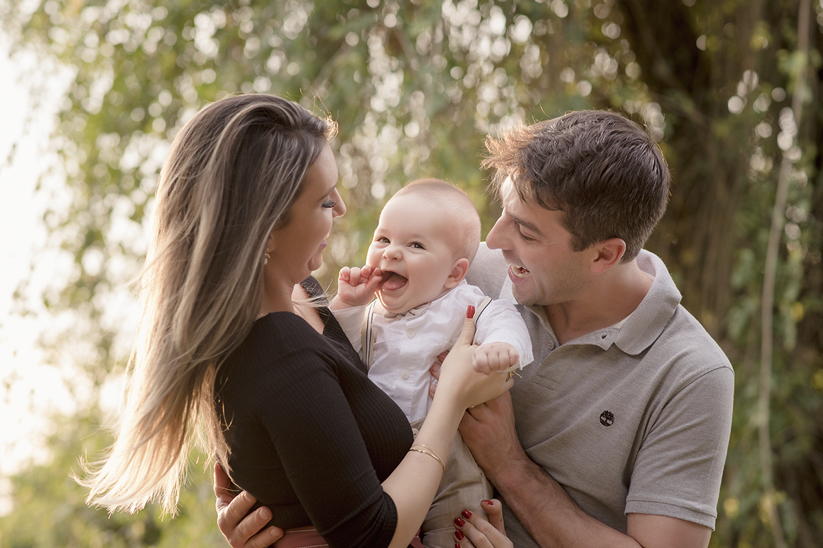 foto de bebe em caxias do sul fotografa morgana perini bebe com os pais sorrindo