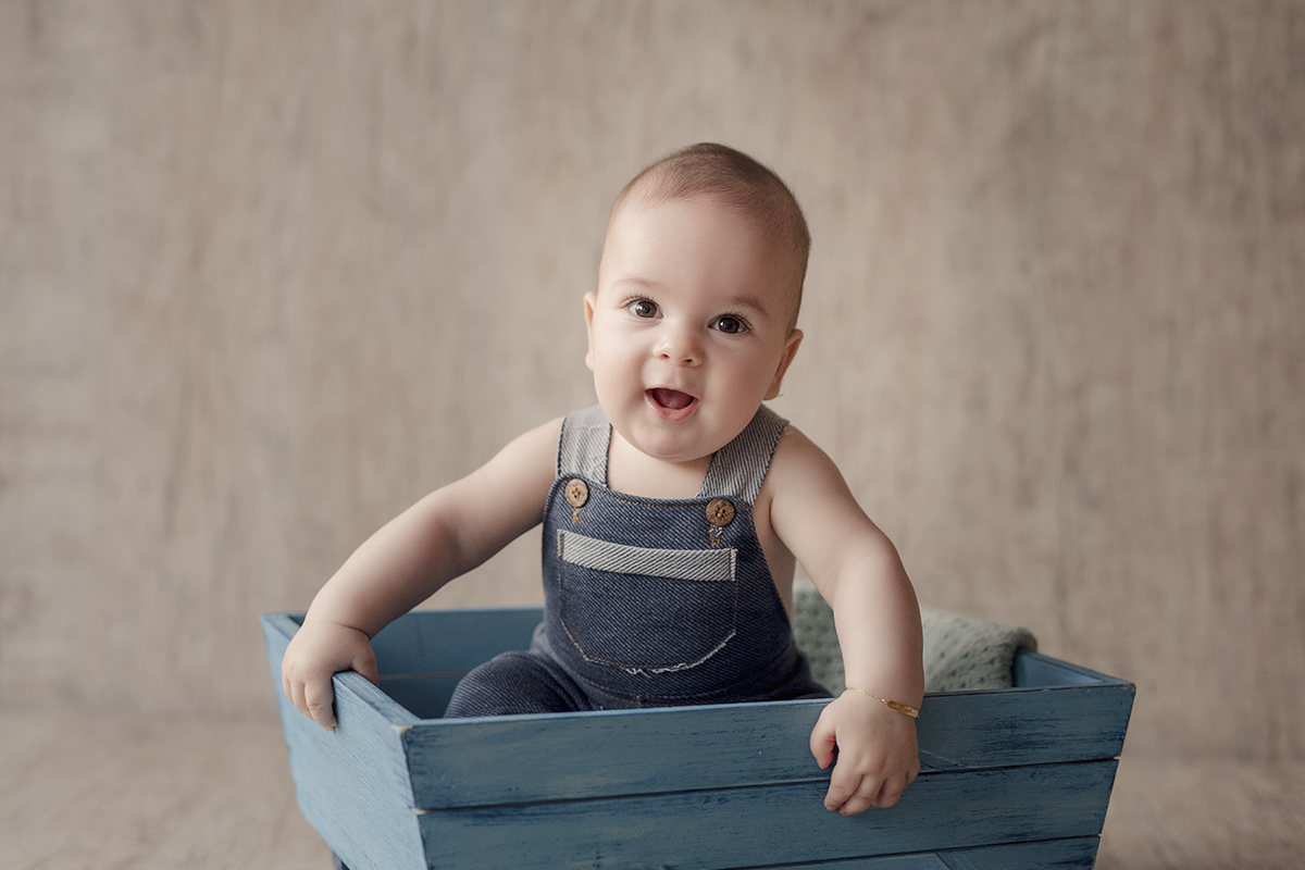 foto de bebe em caxias do sul fotografa morgana perini bebe caixa de madeira azul