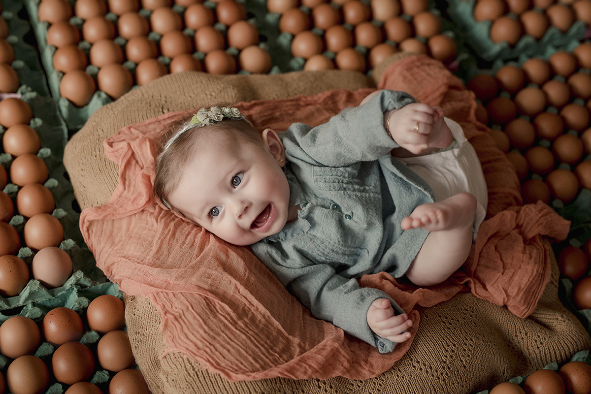 foto de bebe em caxias do sul fotografa morgana perini menina sorrindo ovos