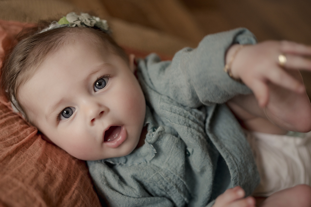 foto de bebe em caxias do sul fotografa morgana perini menina sorrindo blusa cinza
