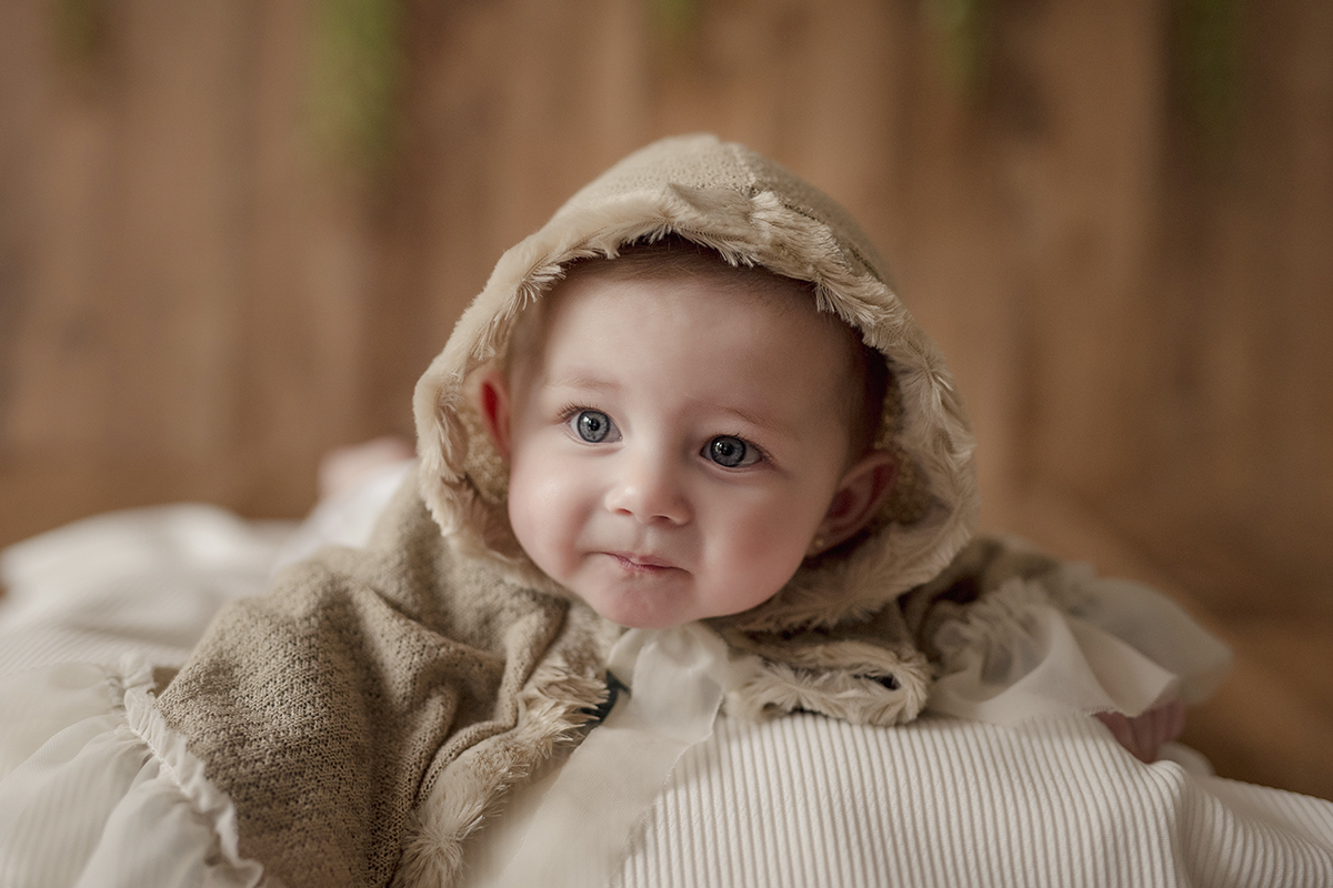 foto de bebe em caxias do sul fotografa morgana perini menina com capuz creme