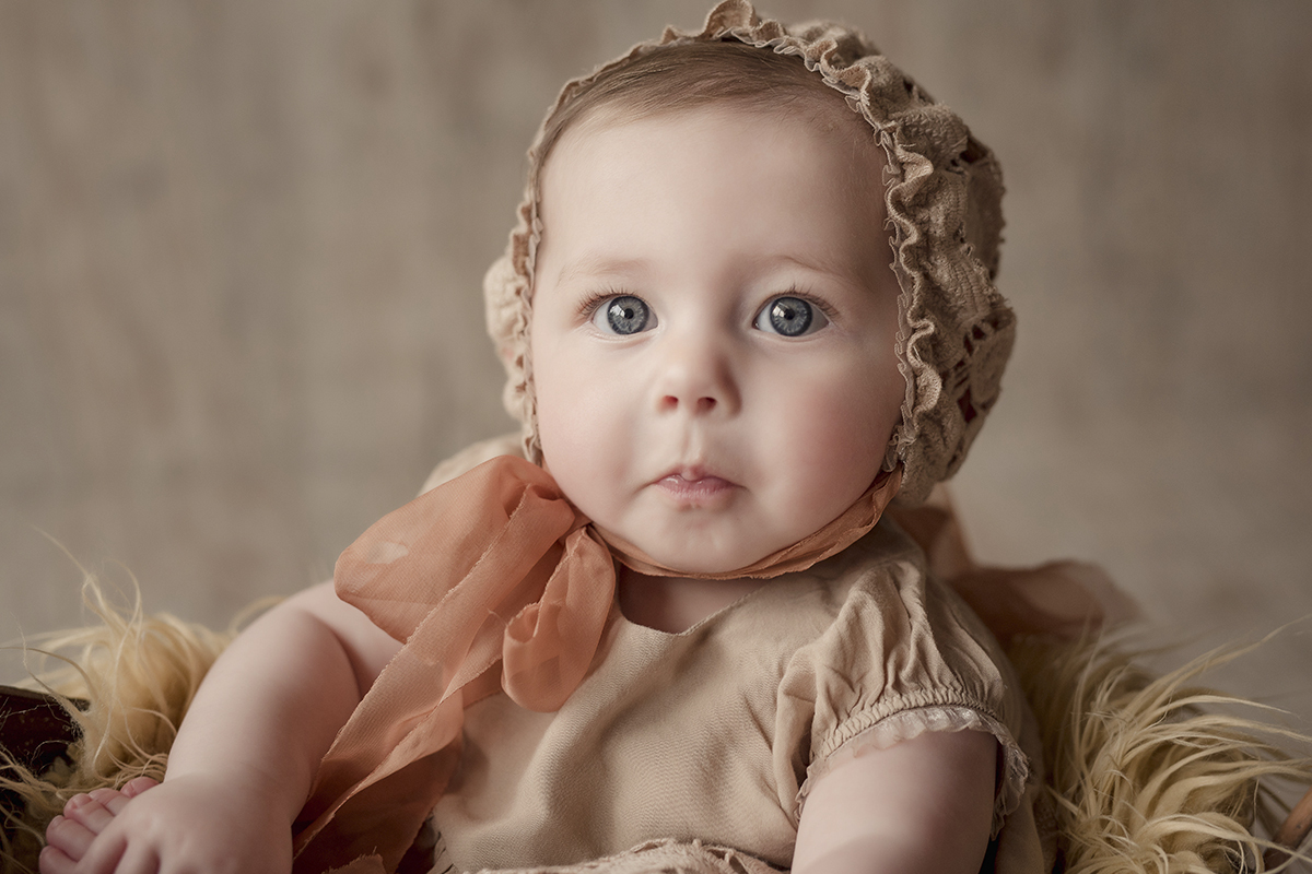 foto de bebe em caxias do sul fotografa morgana perini menina com toquinha creme