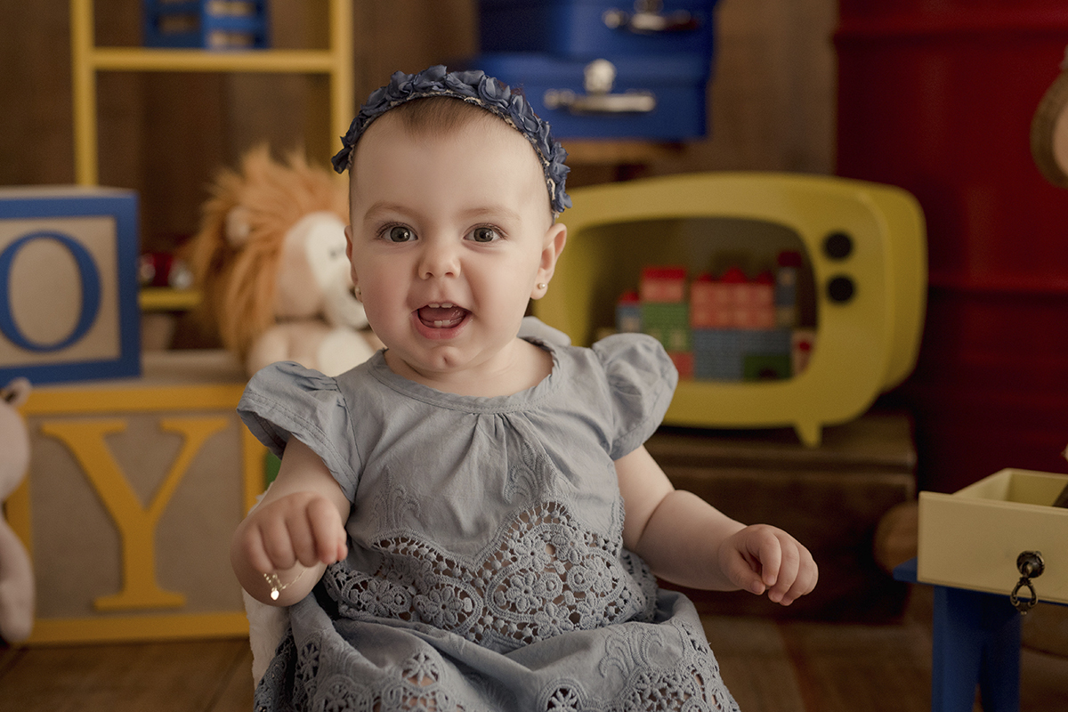 foto de bebe em caxias do sul fotografa morgana perini cinza sorrindo