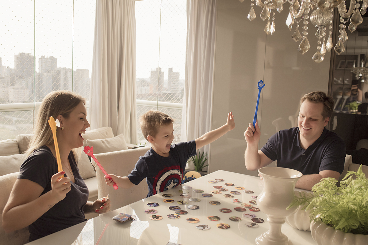 foto de família em caxias do sul fotografa morgana perini familia brincando na mesa da cozinha