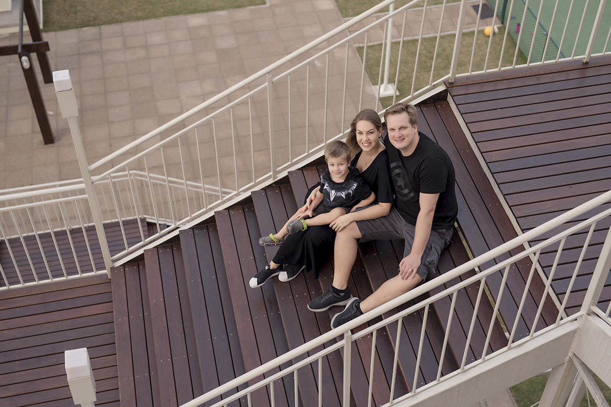 foto de família em caxias do sul fotografa morgana perini familia sentada na escada roupa preta