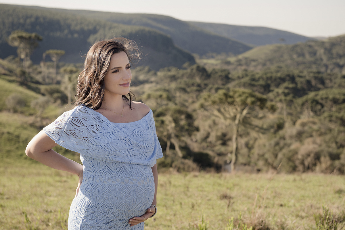 foto de gestante em caxias do sul fotografa morgana perini gestante com vestido azul montanhas