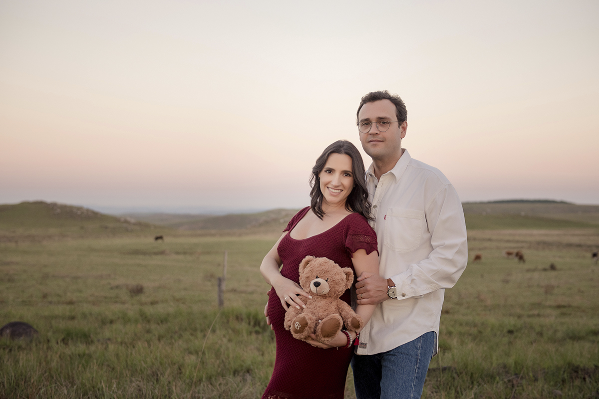 foto de gestante em caxias do sul fotografa morgana perini pais com ursinho em campo