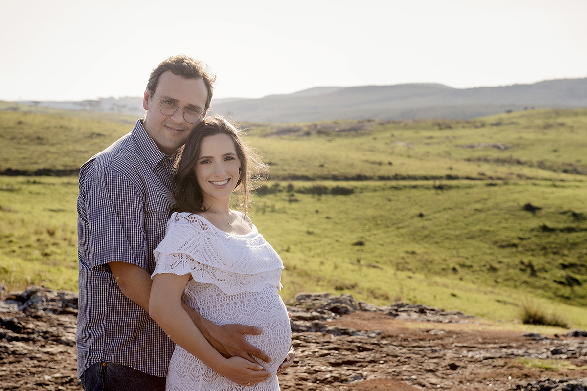 foto de gestante em caxias do sul fotografa morgana perini gestante com vestido branco em campo