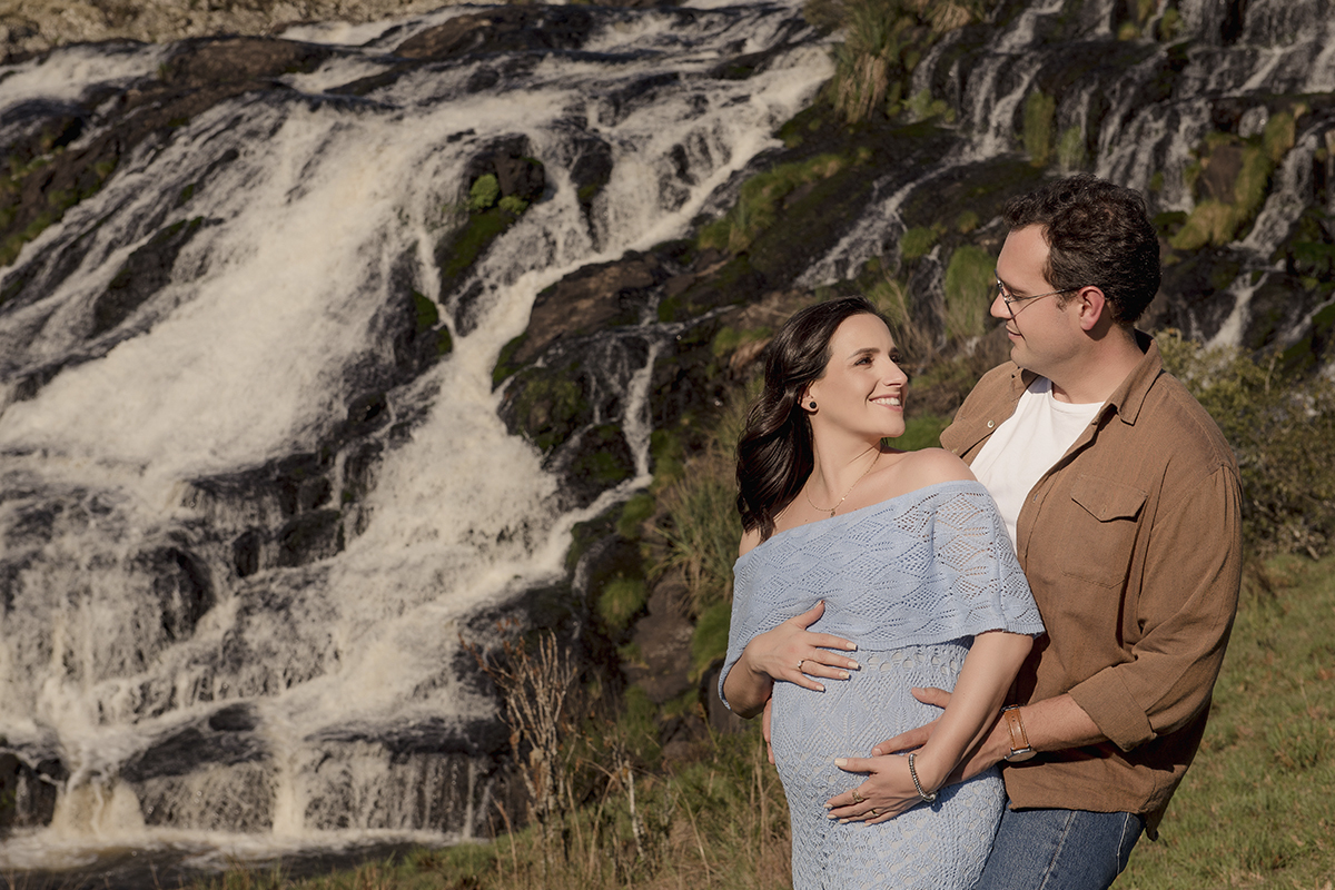 foto de gestante em caxias do sul fotografa morgana perini casal em frente a cachoeira