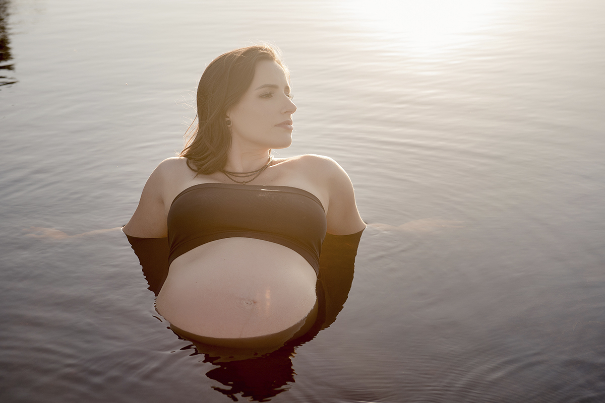 foto de gestante em caxias do sul fotografa morgana perini gestante deitada na agua