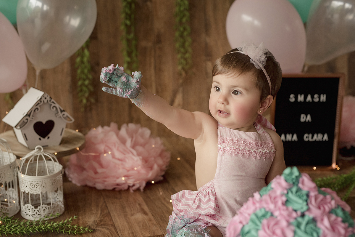 foto de menina em caxias do sul fotografa morgana perini menina com bolo na mao