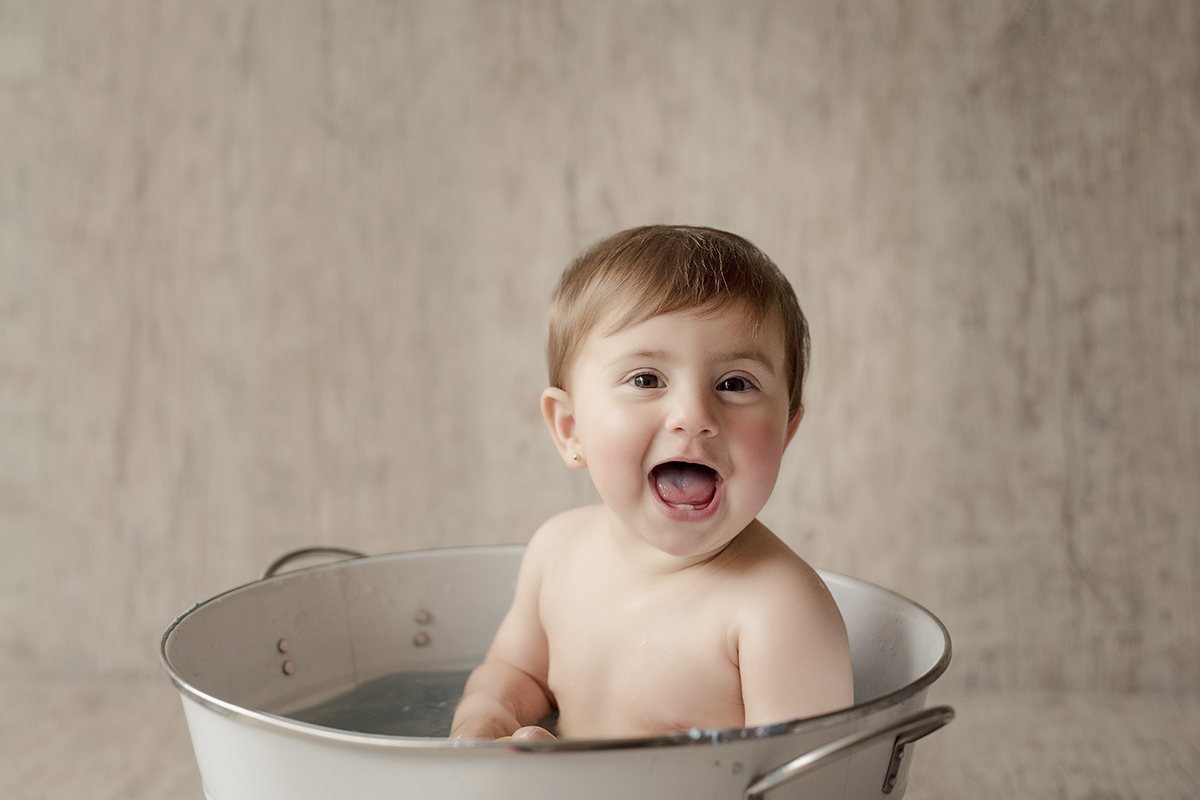 foto de menina em caxias do sul fotografa morgana perini menina banheira sorrindo