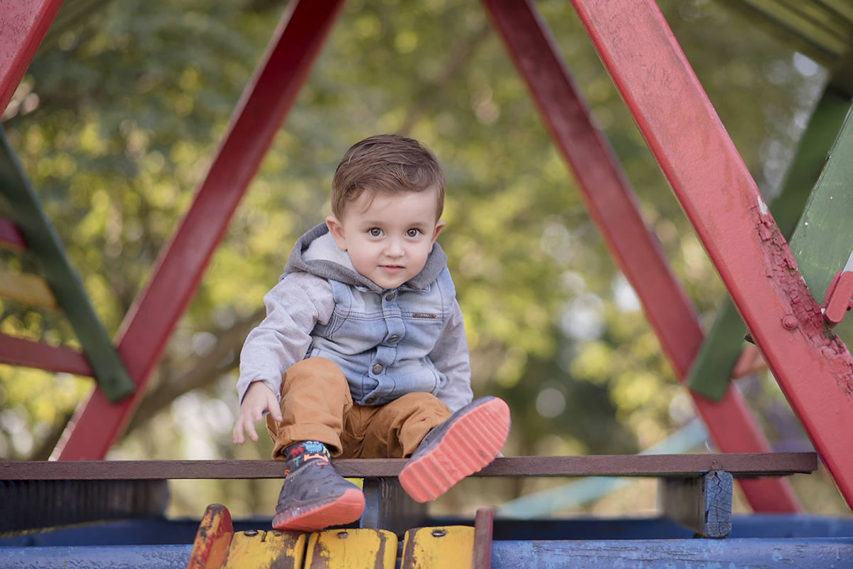 foto de menina em caxias do sul fotografa morgana perini menino em casinha