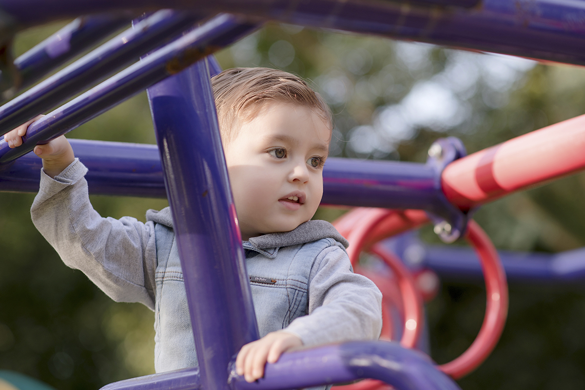 foto de menina em caxias do sul fotografa morgana perini menino brinquedo roxo