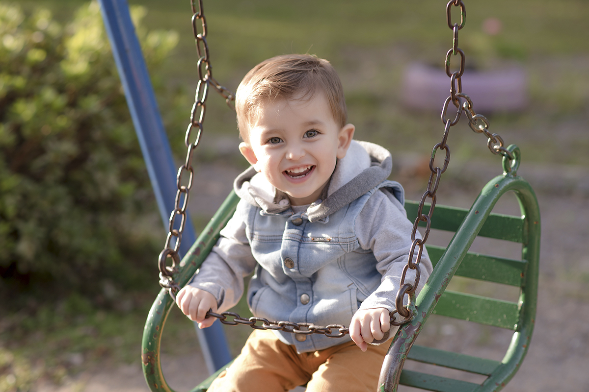 foto de menina em caxias do sul fotografa morgana perini menino balanõ verde