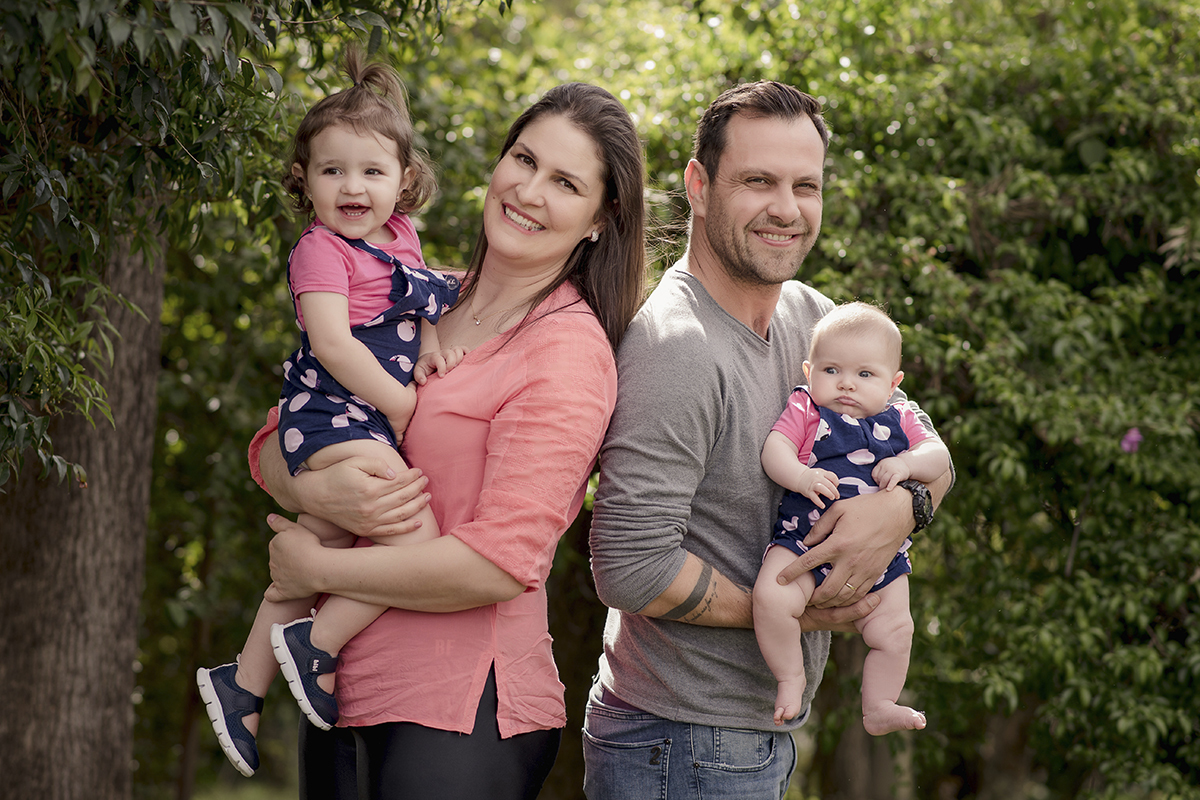 foto de menina em caxias do sul fotografa morgana perini pais com meninas no colo