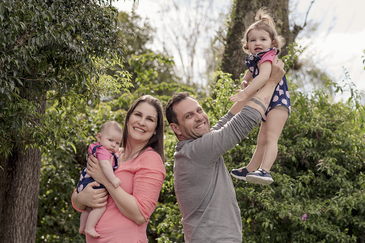 foto de menina em caxias do sul fotografa morgana perini pais brincando com filhas