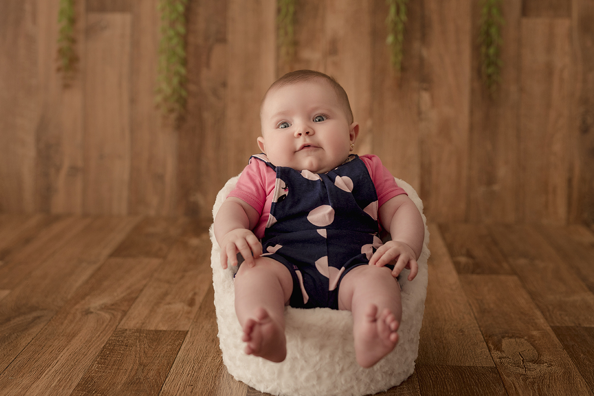 foto de menina em caxias do sul fotografa morgana perini bebe sentada banco